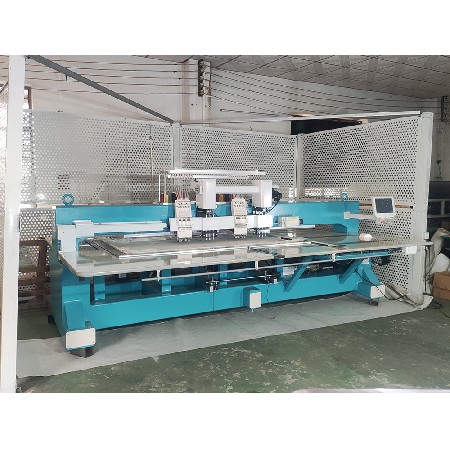 冲孔绣花一体机