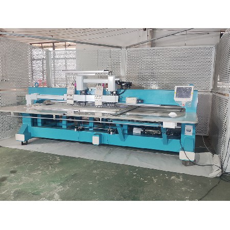 冲孔绣花一体机